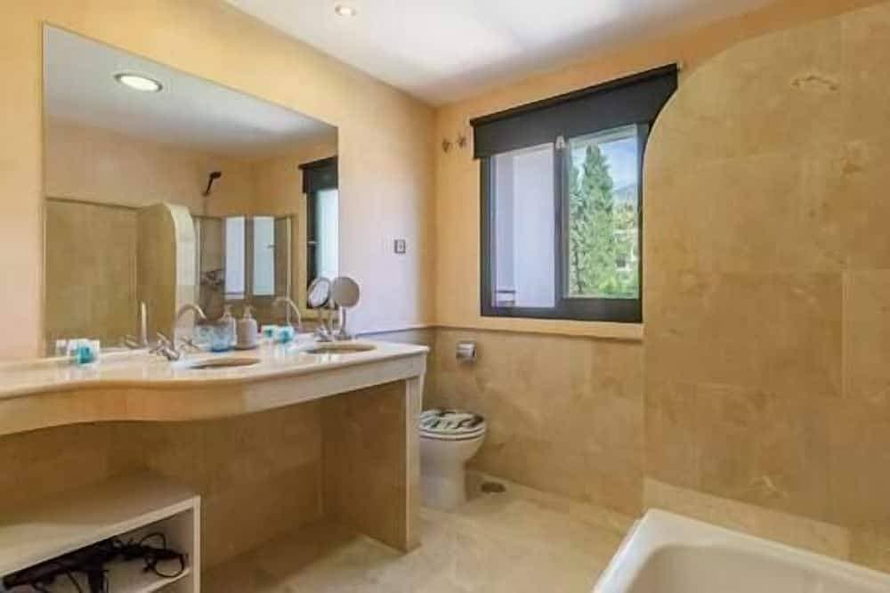 Foto 7 von 30: Tranquil 3 bed villa with private pool + sea view!