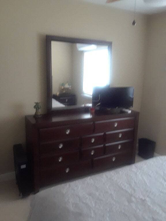 Foto 8 von 17: Clean affordable Vac. rental suite 2 miles to beach 3 priv, rms. Liv, Bed, Bath