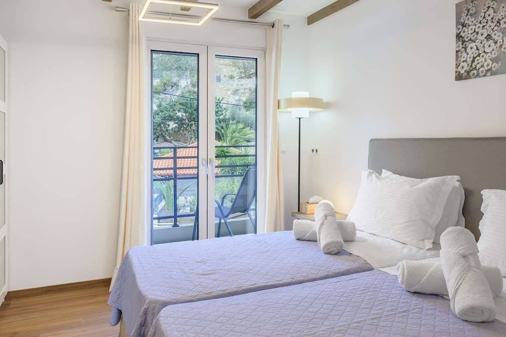 Foto 3 von 23: Ferienhaus mit Pool und Garten direkt neben dem Strand