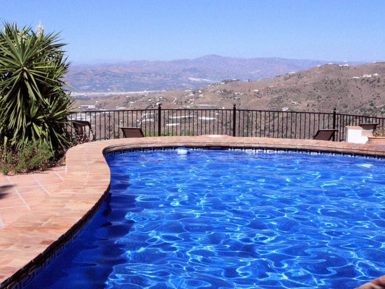 Foto 7 von 40: Sonnendurchflutete Villa mit blauem Wasser
