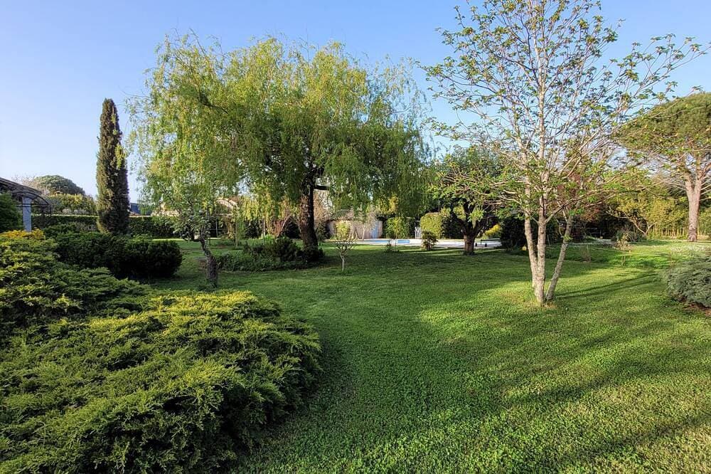 The countryside in the city center, swimming pool, large garden, quiet. 1
