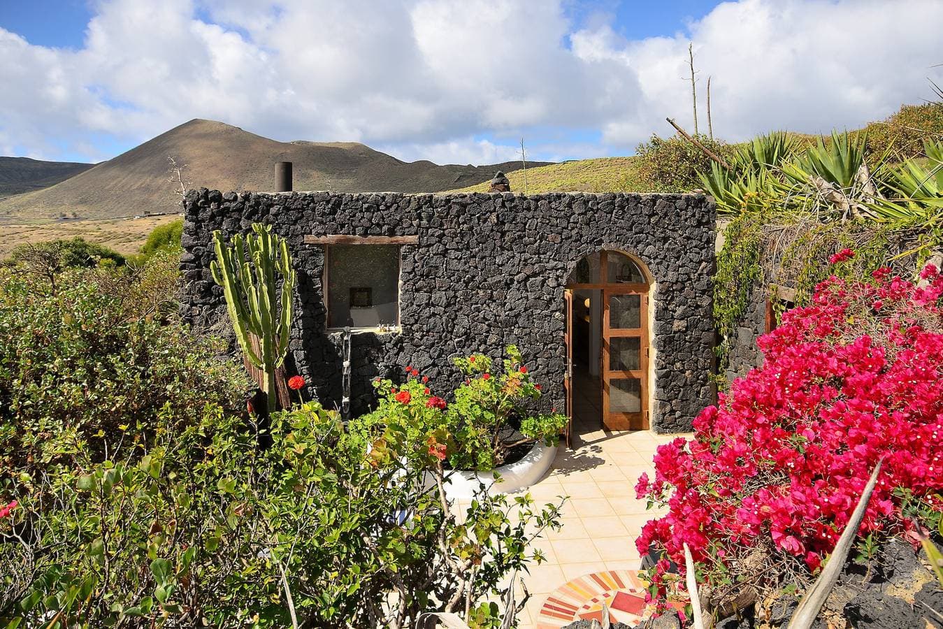 La Bodega - House on volcano with a piano 1