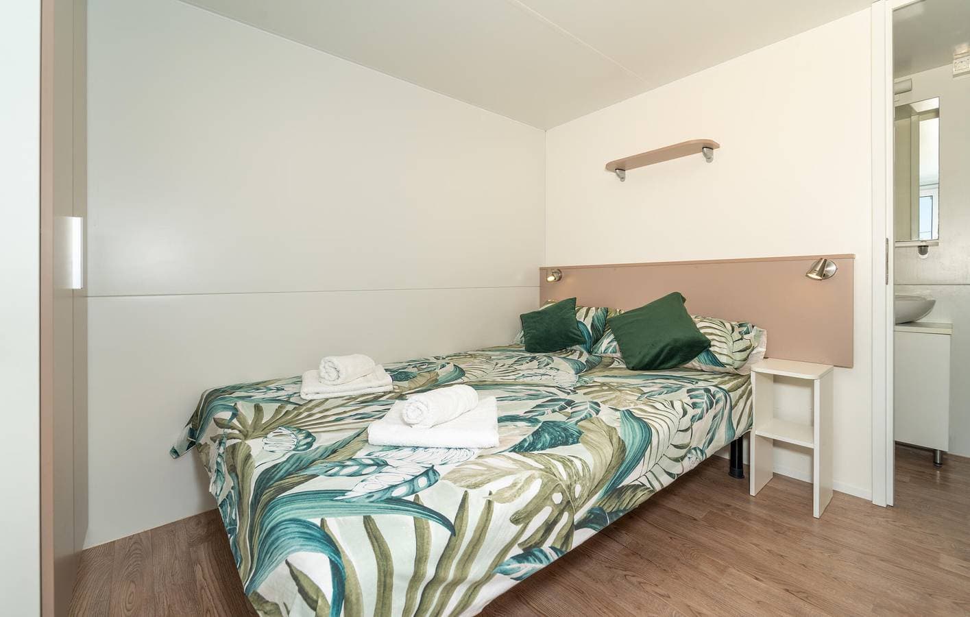 Foto 6 von 23: Gemütliches Mobilheim mit Meerblick, WLAN und Terrasse – 1 km vom Strand entfernt