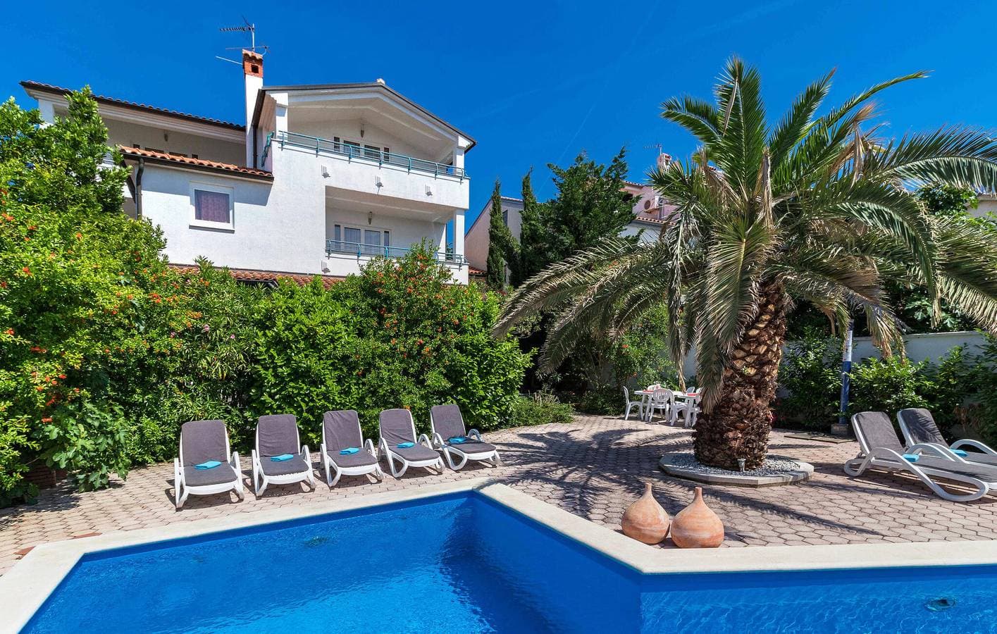 Foto 2 von 35: Gemütliche Ferienwohnung mit Pool, Terrasse und 1,5 km entferntem Strandzugang