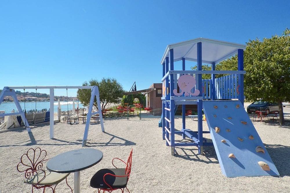 Foto 10 von 30: Stipe 2 mit einem Schlafzimmer, nur 100 m vom Strand in Trogir entfernt