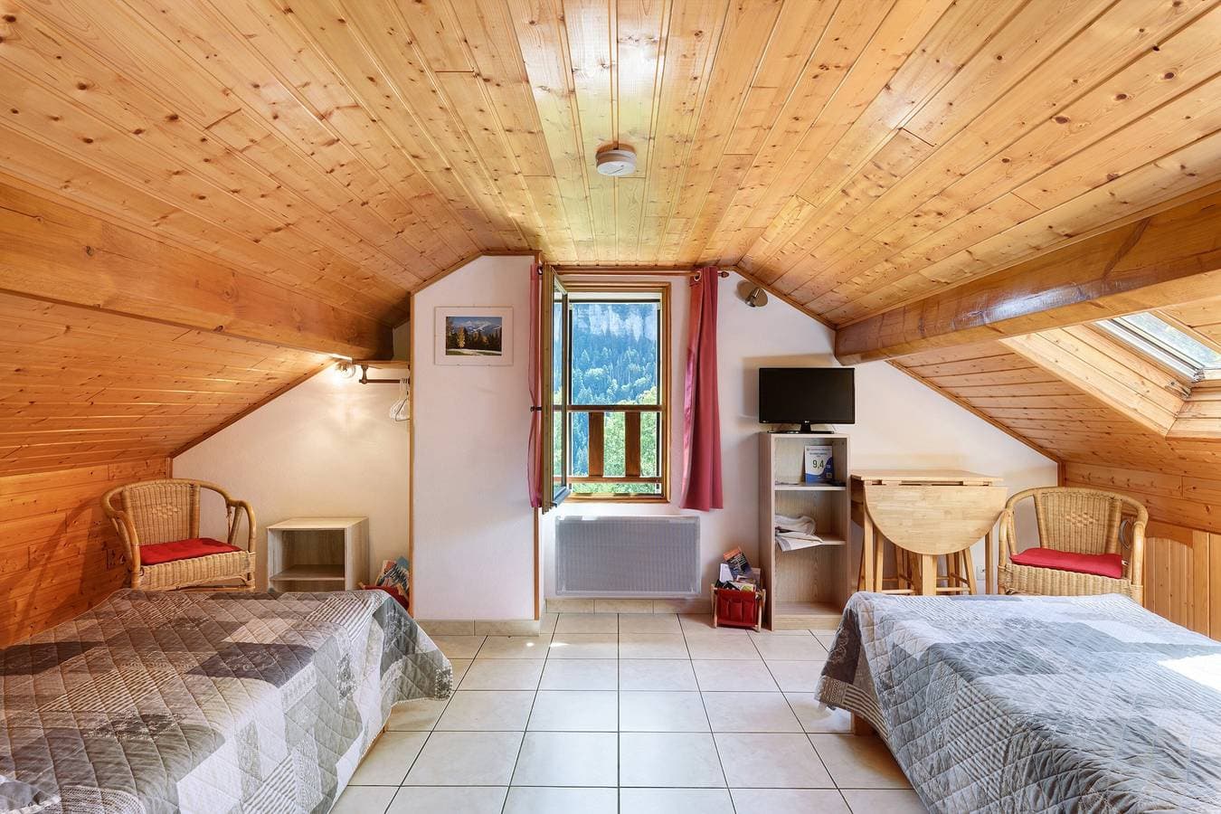 Foto 10 von 33: Gästezimmer „La Rossinière“ mit Bergblick, privater Terrasse und WLAN