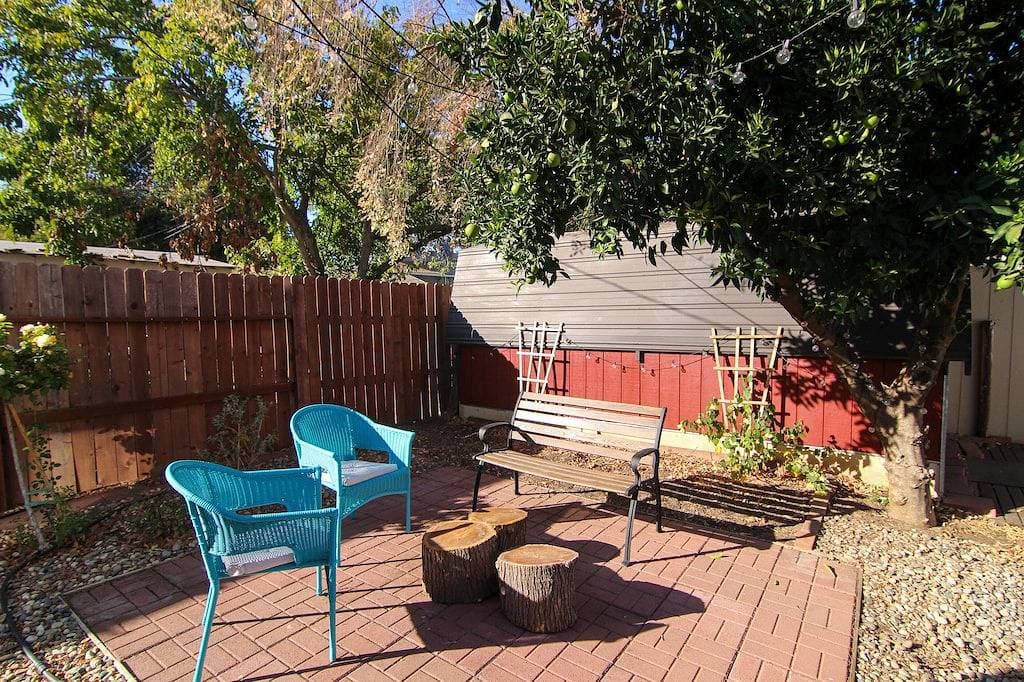 Foto 13 von 53: Charming Two Room Bungalow with Patio and Backyard Near Downtown