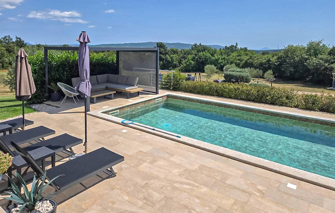 Foto 12 von 36: Gemütliche 75 m² große Ferienwohnung mit Pool, in der Nähe des Stadtzentrums und des Flusses – Melnica