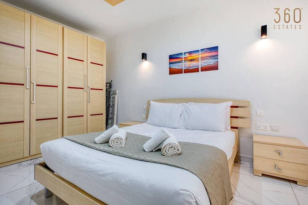 Foto 3 von 30: Seafront home opposite beach w/WIFI & AC in Qawra