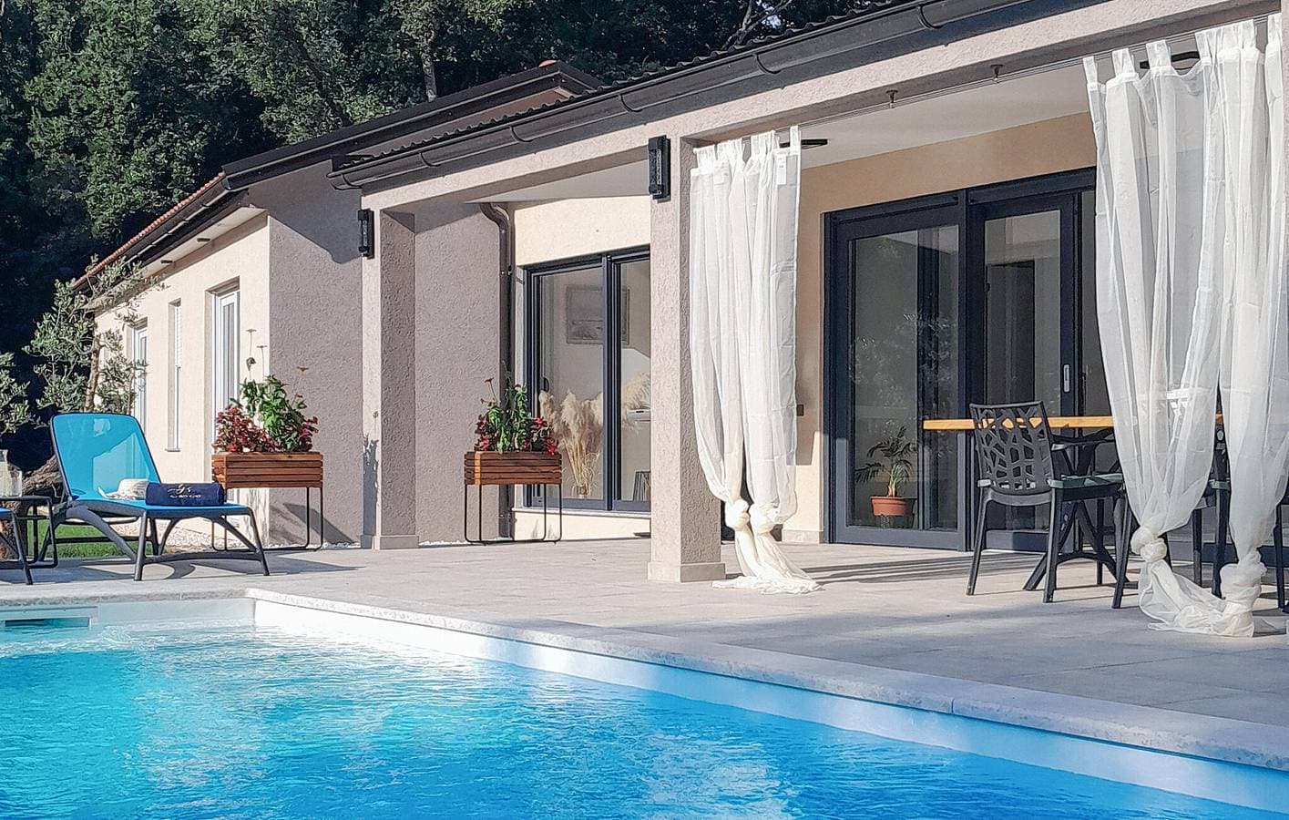 Geräumige 100 m² große Wohnung mit Pool, Terrasse, WLAN und Klimaanlage 1