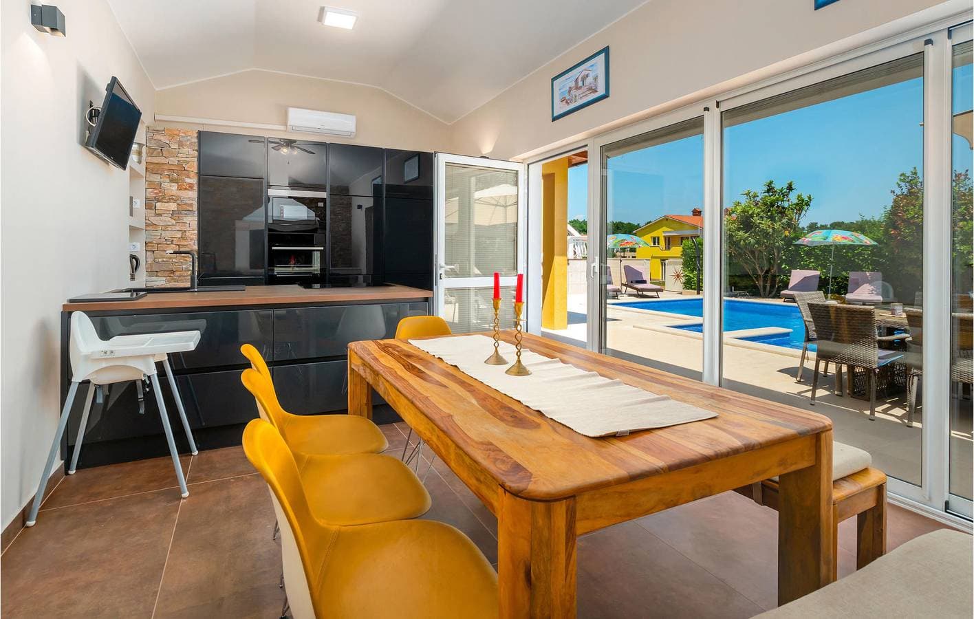 Foto 8 von 35: Gemütliche Ferienwohnung mit Pool, Terrasse und WLAN in der Nähe des Stadtzentrums von Raša