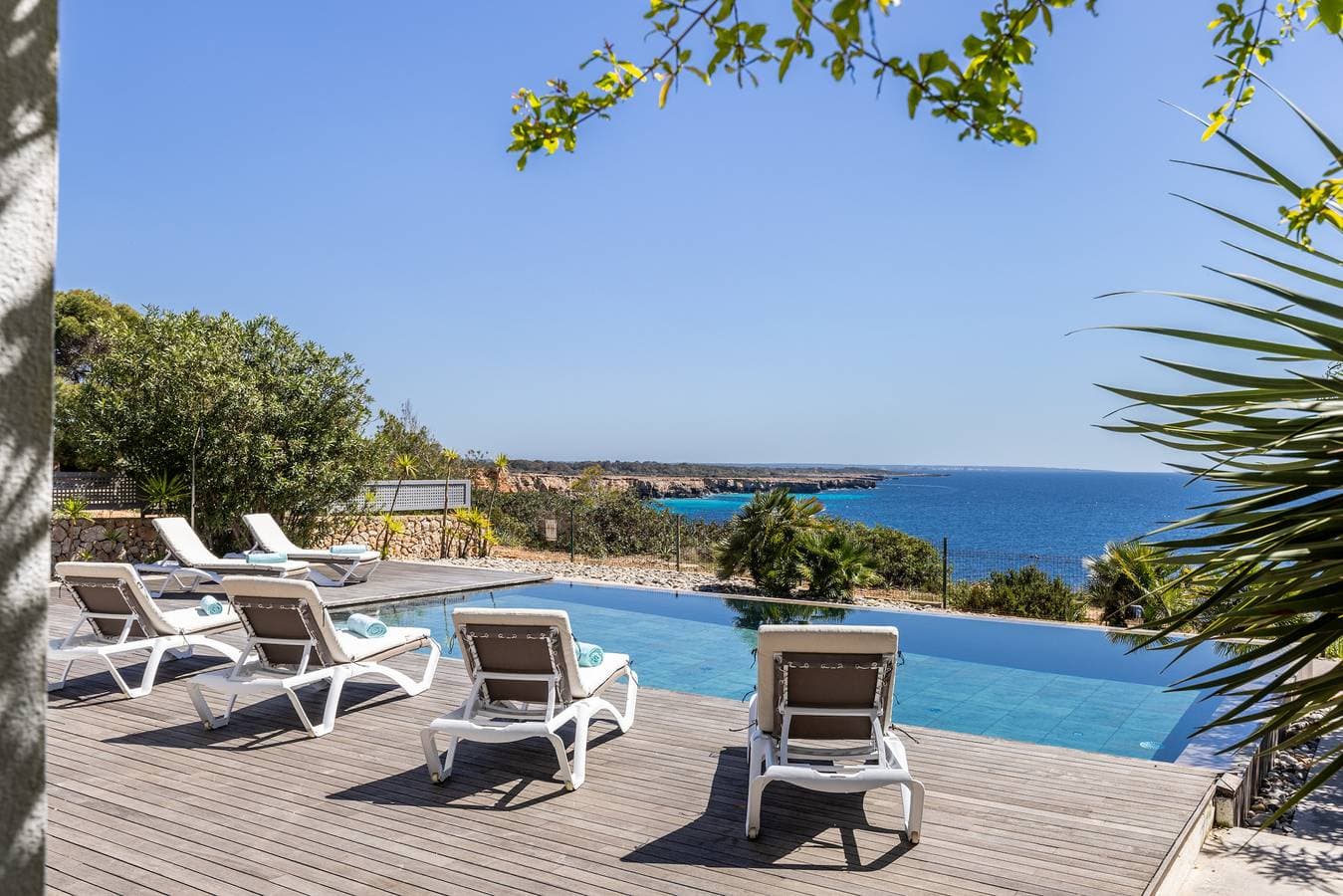Foto 9 von 39: Pool with Sea Views - Villa Es Pas