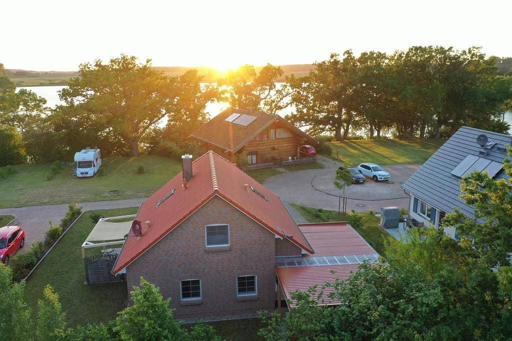 Hochwertiges Ferienhaus (100qm) für 6 Personen mit Kamin, Sauna & Garten am See 1