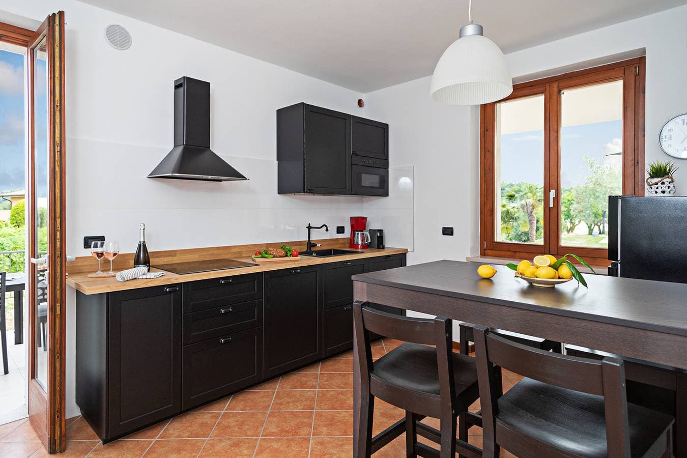 Foto 2 von 42: Regarda - "Villa Ida, Giarole Einheit" mit Stil und Liebe eingerichtet, mit Pool und Klimaanlage