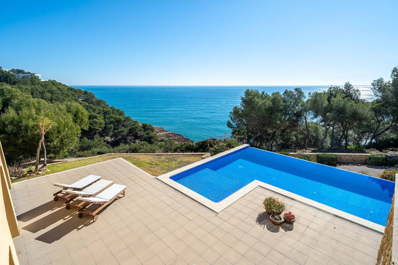 Foto 3 von 44: Villa 'The Beauty of Cala Tamarit' mit Meerblick, Pool, WLAN und Garten