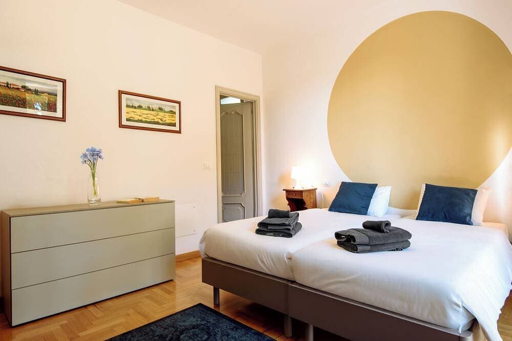 Foto 2 von 30: Modern villa with private pool and panoramic vineyard views in Piemonte.