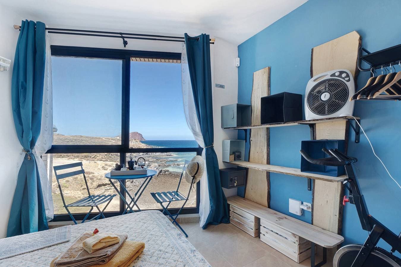 Foto 3 von 33: Ferienwohnung 'Los Abrigos Oceano Al Alba Wifi' mit Meerblick und WLAN