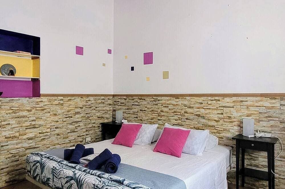 Large and bright room in Vecindario, with extra-large bed 1