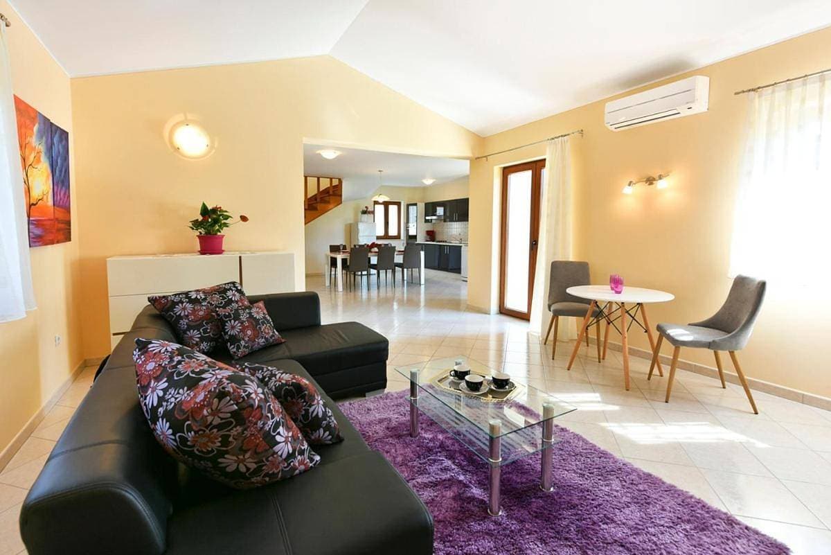 Foto 7 von 18: Sveti Lovrec Pazenaticki Villa Sleeps 6 Pool WiFi