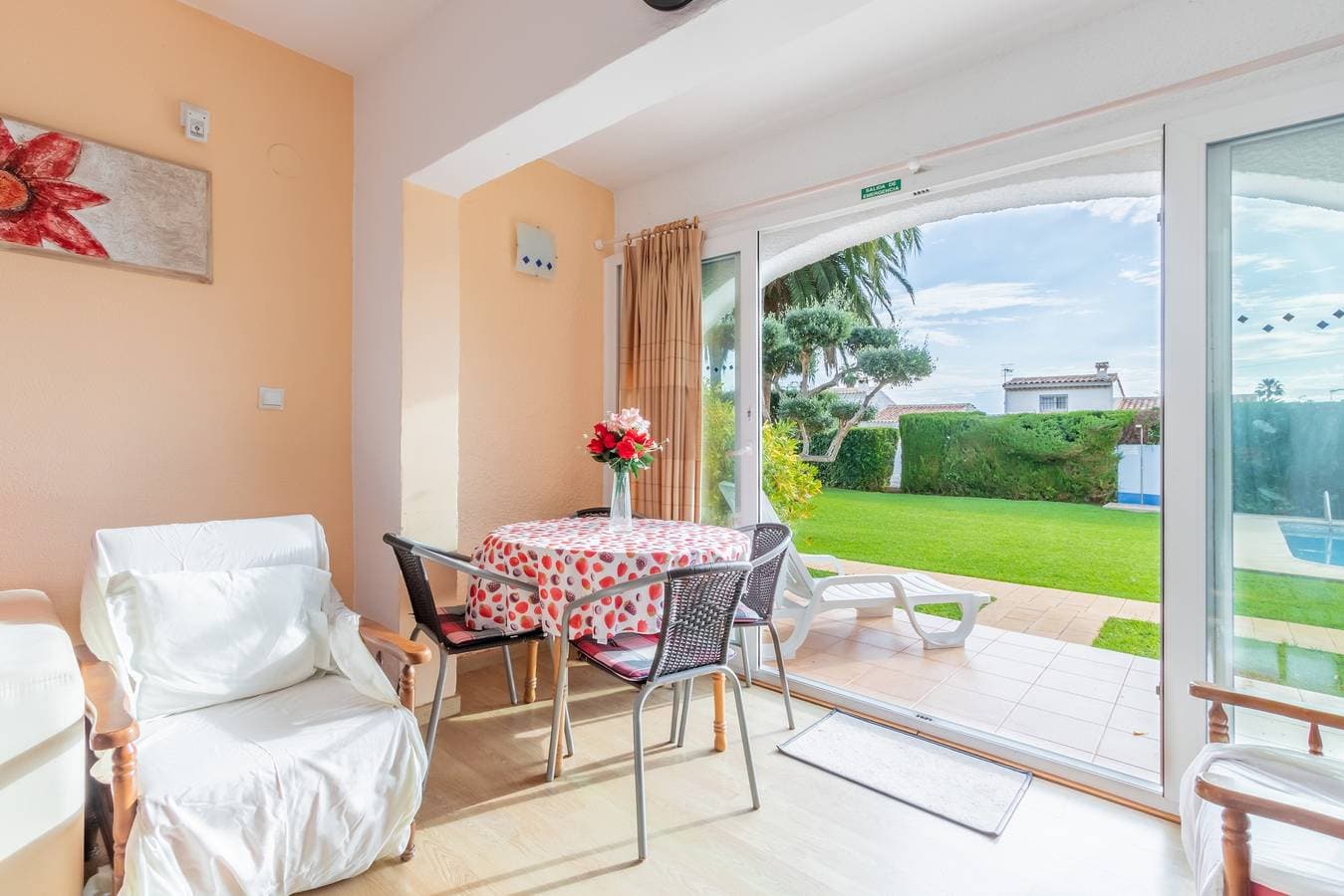 Foto 6 von 22: Gut ausgestatteter 1-Zimmer-Bungalow mit Bergblick, Pool, WLAN und Terrasse