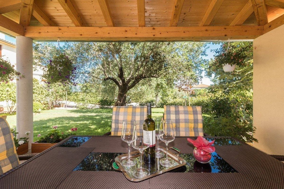 Ferienwohnung La Vista mit Meerblick und eigener Terrasse mit Grill auf dem Garten bei Pula 1