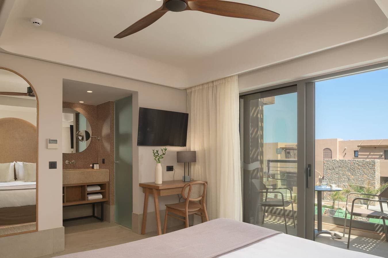 Foto 6 von 29: Dazzling Chersonisos Suite | Valtos Suite | Deluxe Bedroom | Adults Only