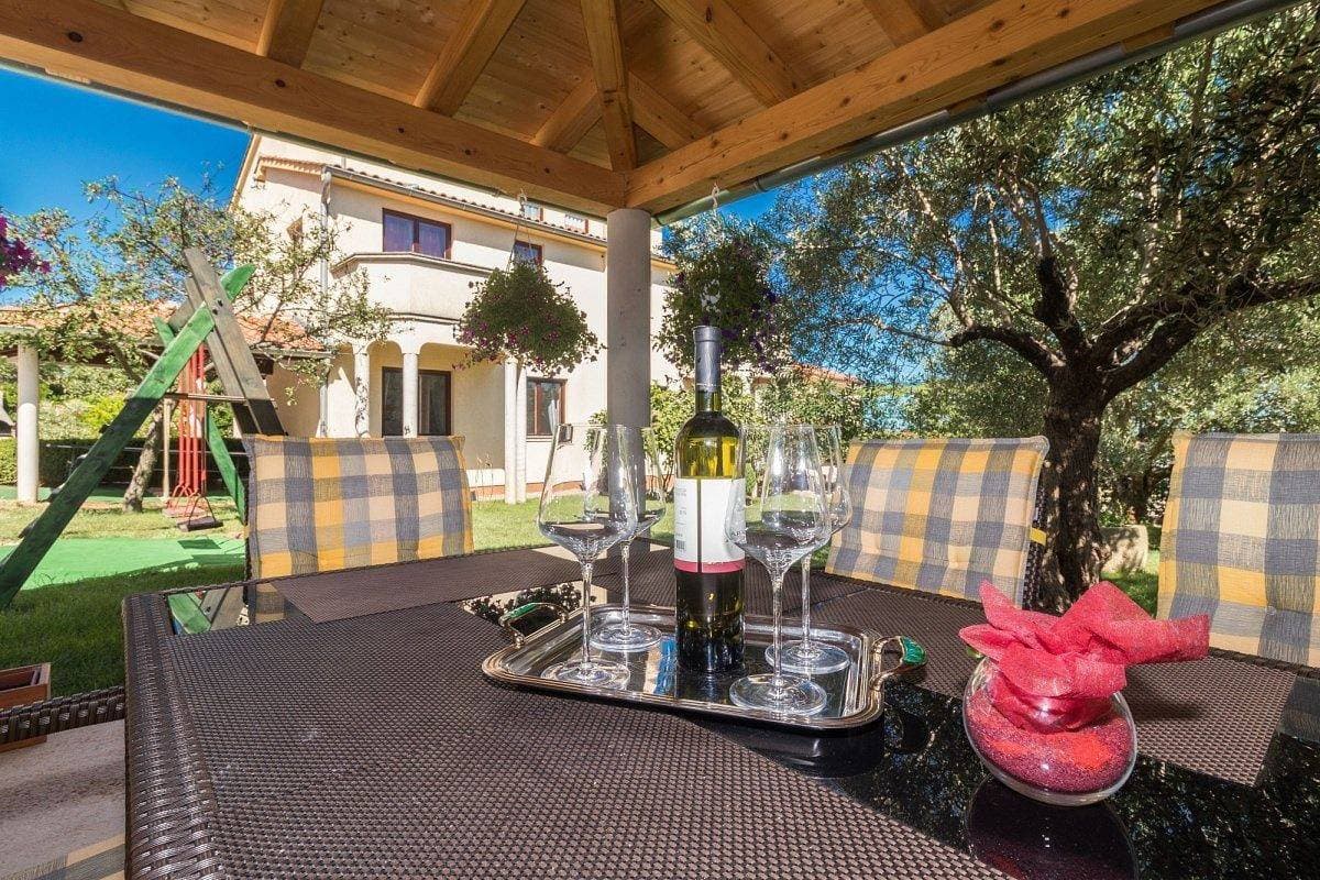 Foto 4 von 55: Ferienwohnung La Vista mit Meerblick und eigener Terrasse mit Grill auf dem Garten bei Pula