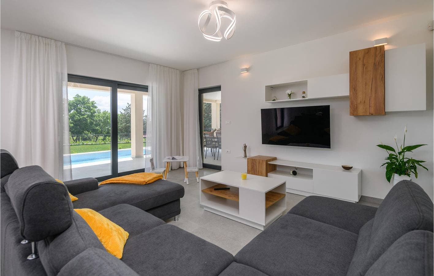 Foto 7 von 47: Geräumige Wohnung mit Terrasse in der Nähe von Restaurants und dem Stadtzentrum in Manjadvorci
