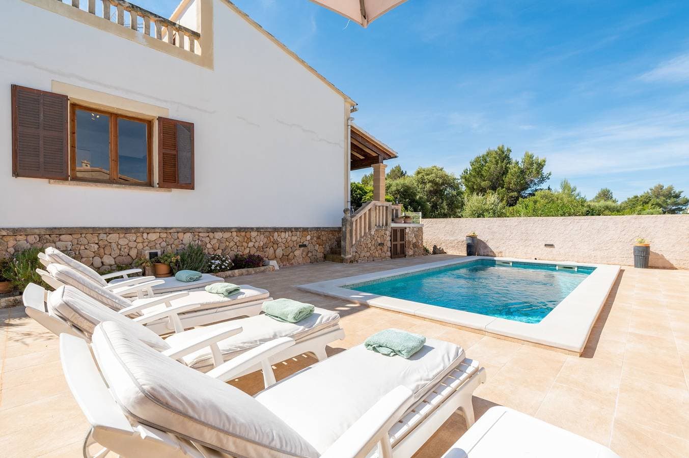 Foto 2 von 26: Klimatisiertes Ferienhaus mit Pool, Garten, Terrasse und WLAN