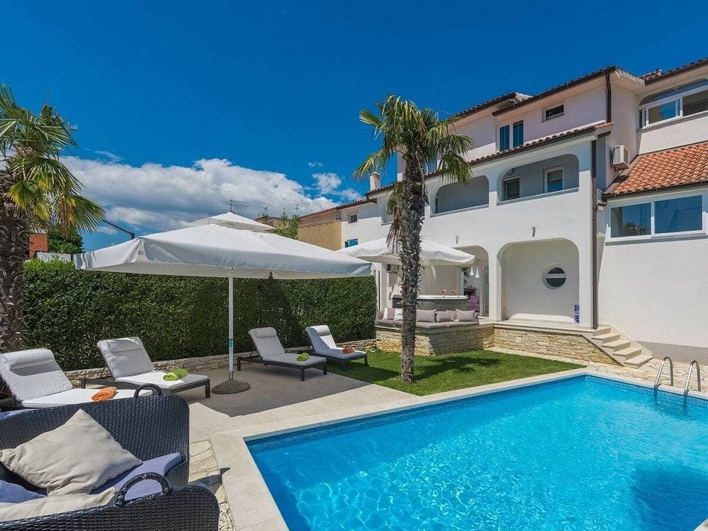 Villa in Sveti Lovrec mit Schwimmbecken 1