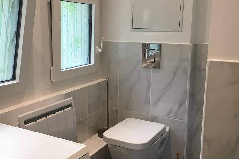 Foto 5 von 10: Downtown studio*** with outdoor parking and private, secure bike storage.