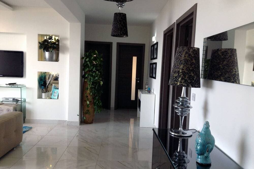 Foto 13 von 25: Luxury Seafront Apartment With Pool