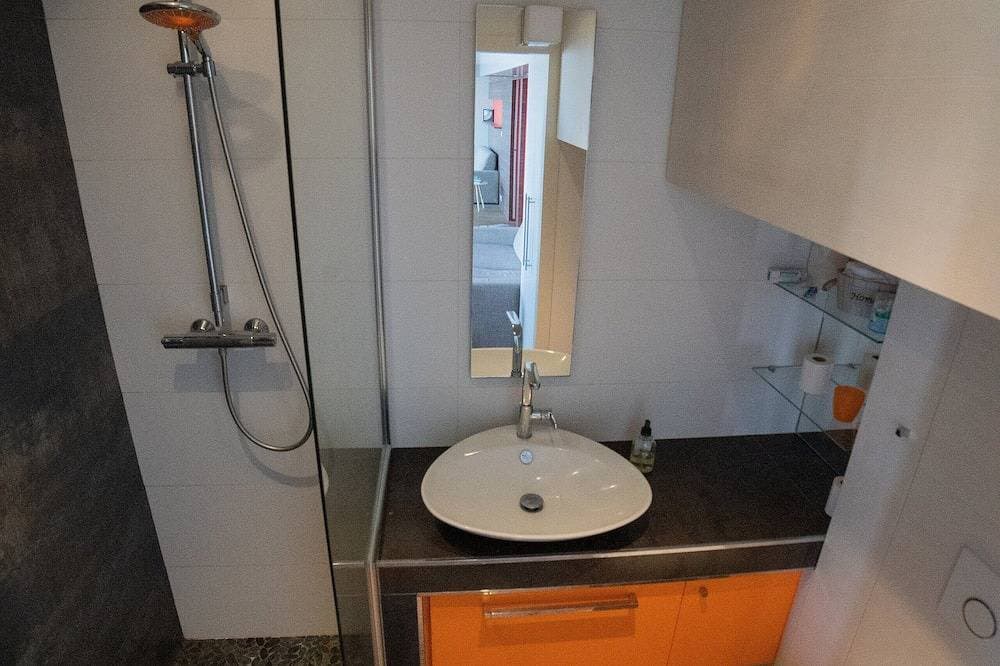 Foto 3 von 12: Wohnung 2 Personen Füße im Wasser Erdgeschoss Terrasse