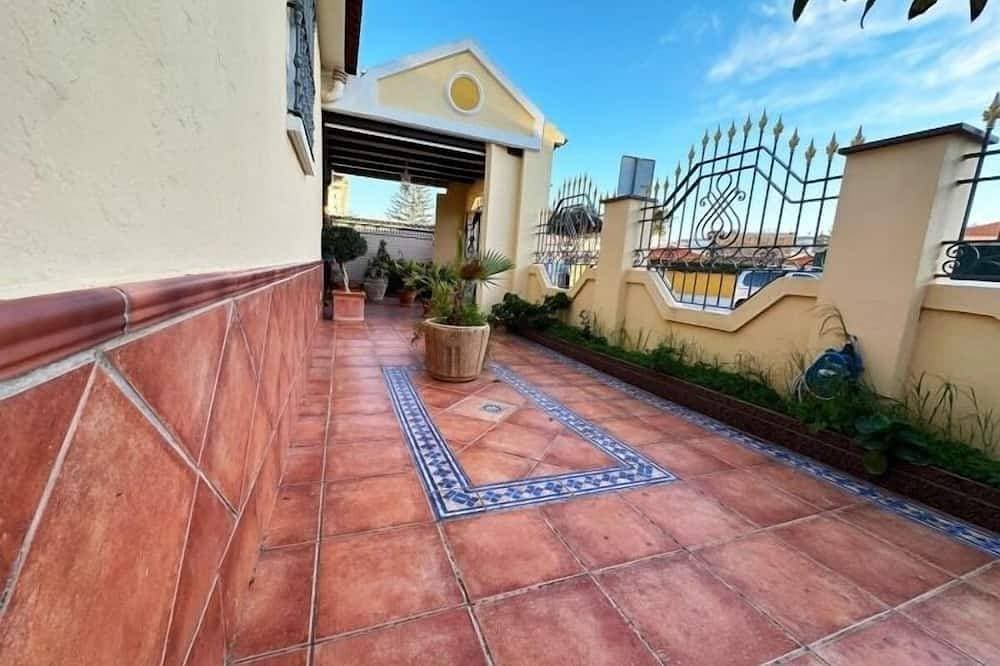Foto 8 von 30: 3-Bedroom Villa with Garden, BBQ and Pool, 350 m from the Beach