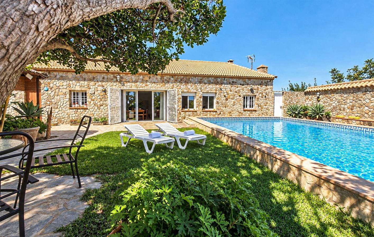 Geräumige 170 m² große Ferienwohnung mit Pool, WLAN und Parkplatz in der Nähe von San José de Malcocinado 1