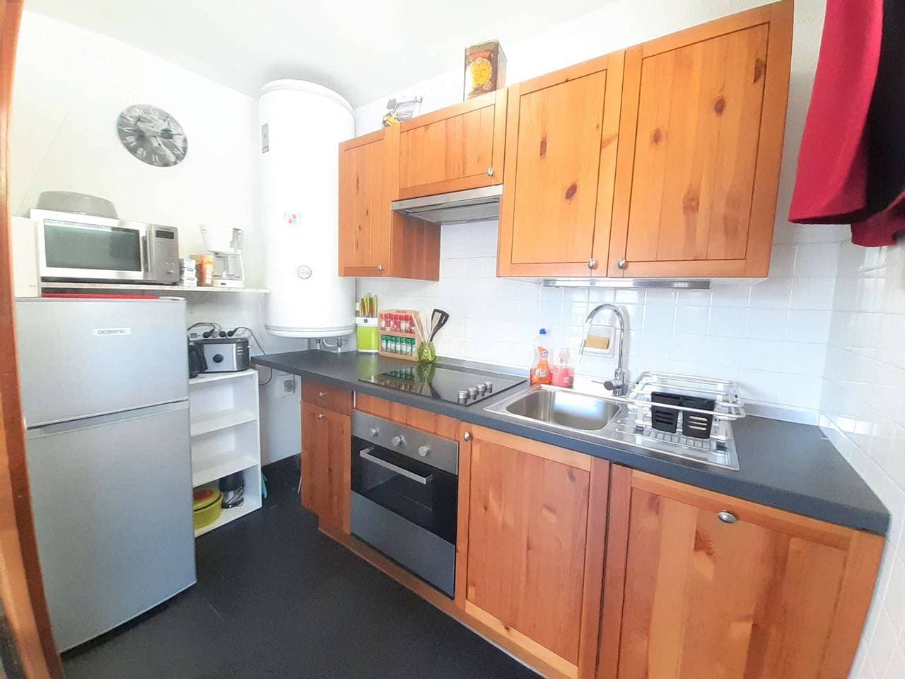 Foto 4 von 10: Spacious Studio, Sleeps 4 - Ski-In/Ski-Out, Balcony with Mountain Views, Fully Equipped Kitchen