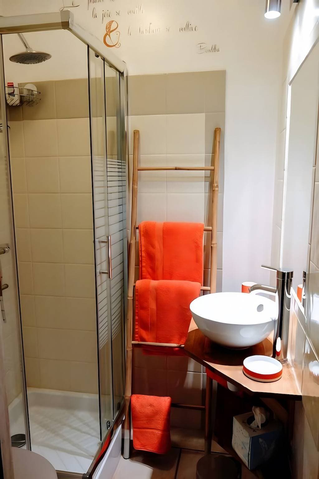 Foto 6 von 19: Gästezimmer „Toucan“ mit privater Terrasse, WLAN und Klimaanlage
