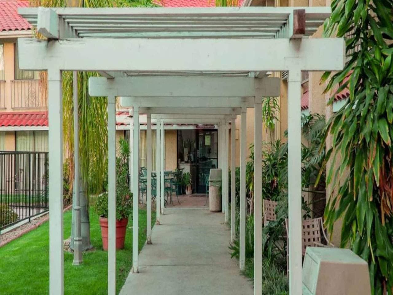 Foto 2 von 29: 1 Kingsize-Bett | Mobiler Zugang Badewanne Nsmk Kühlschrank