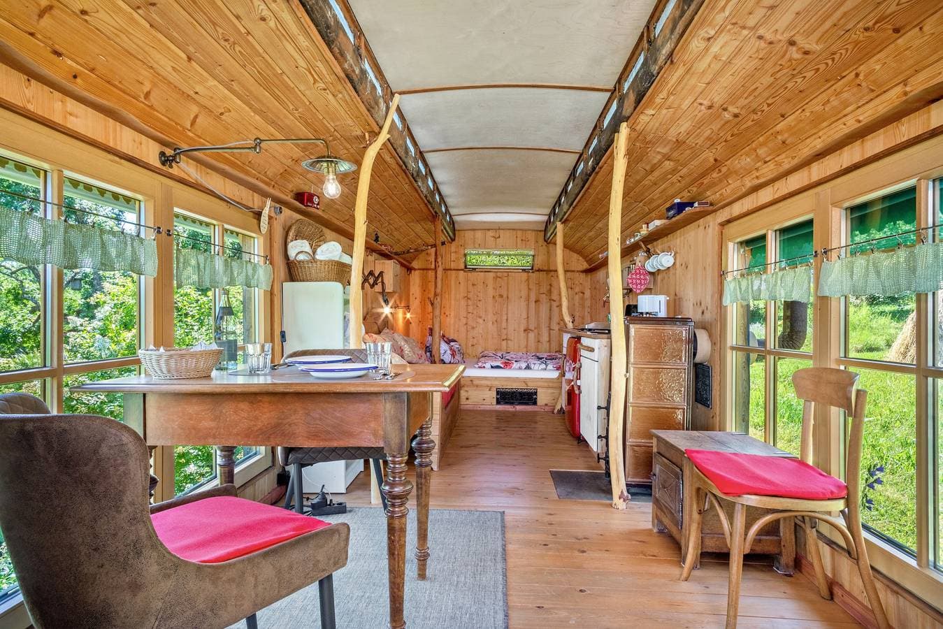 Foto 4 von 27: Zirkuswagen in Ostrach – Einzigartiger Wohnwagen im Obstgarten