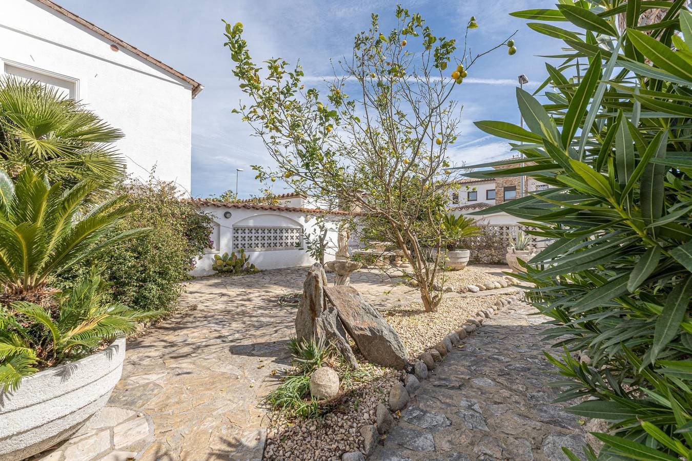 Foto 11 von 41: Moderne Villa mit zwei Schlafzimmern und 12,5m Liegeplatz im Ebro-Sektor