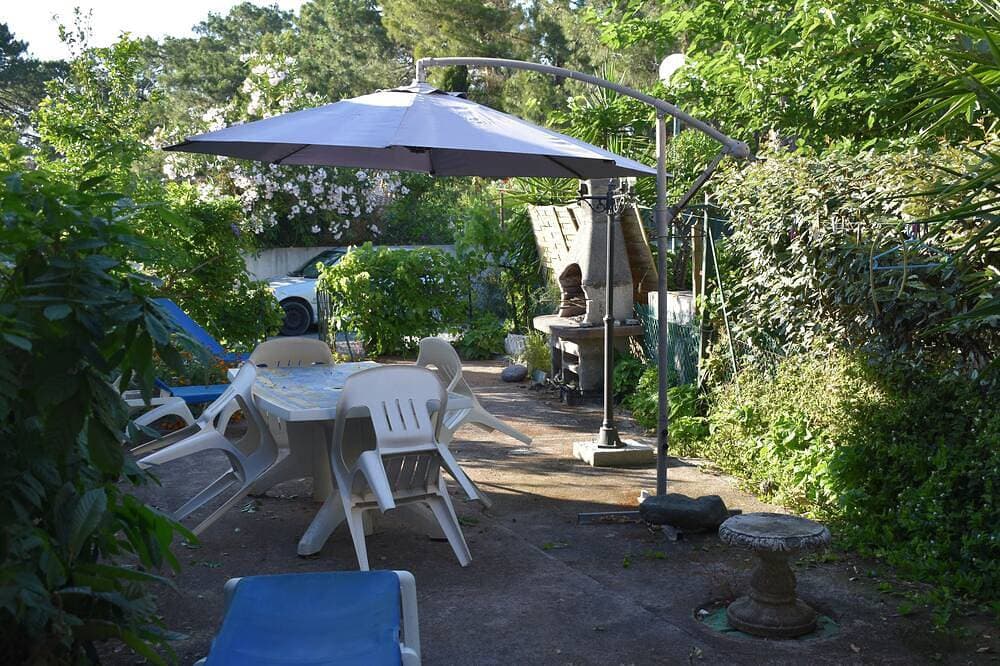 Beach<100m. Air conditioning. Wifi. Enclosed garden. bbc. Parking.opt car. No. of activities 1
