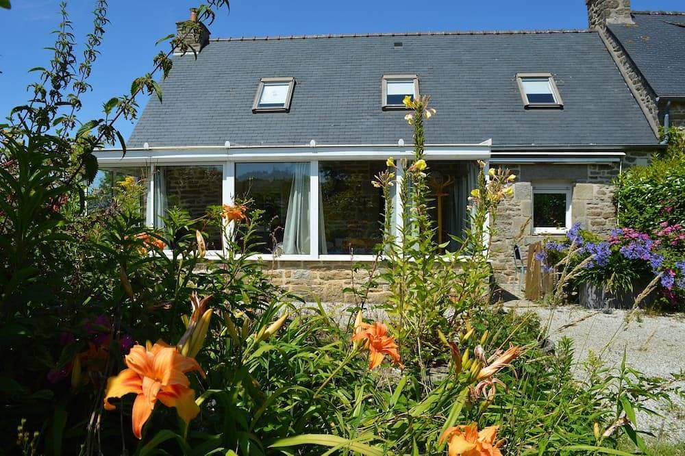 Gite Agapanthe, Kerguével, Plon-Porzay, near Locronan and beaches. 1