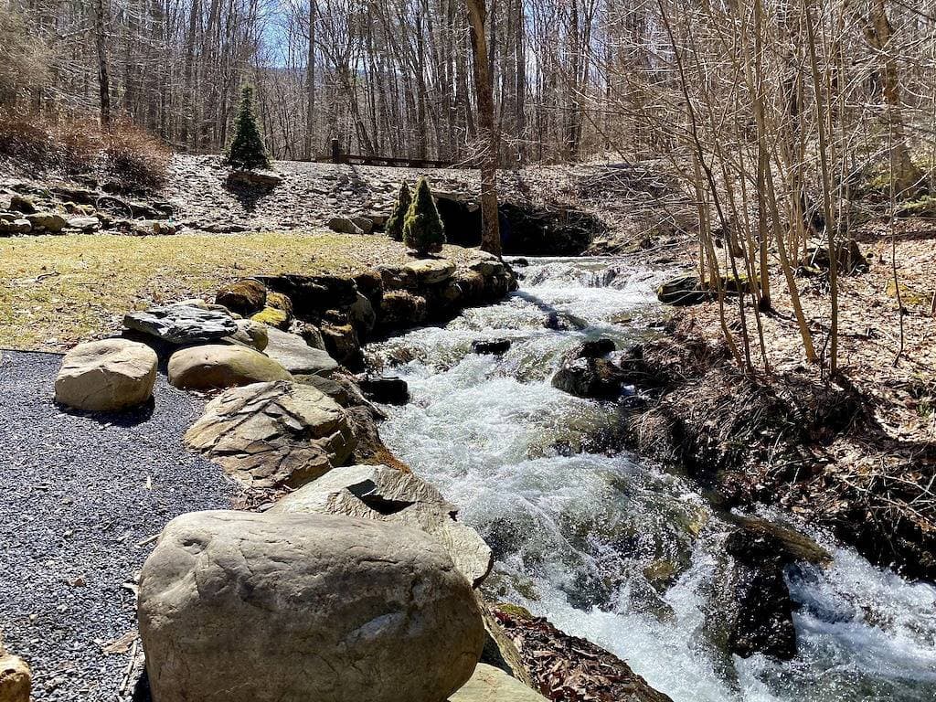 Foto 11 von 38: Creekside Camp. Entspannen im Whirlpool am Bach - Vermont Stil