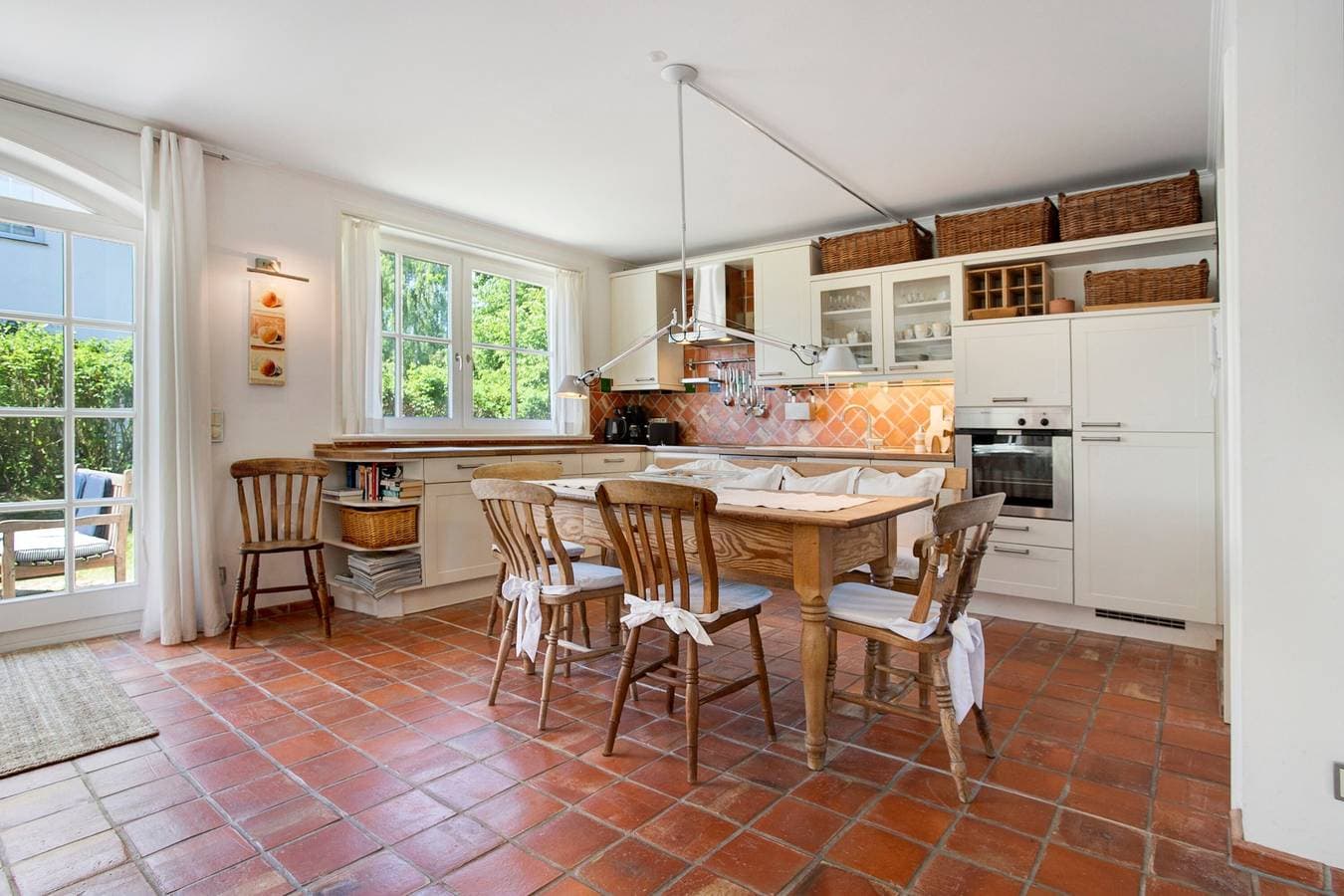 Foto 8 von 29: Ferienhaus "5 Sterne Reetdachhaus Wildröschen" mit privaten Terrassen, Garten und WLAN