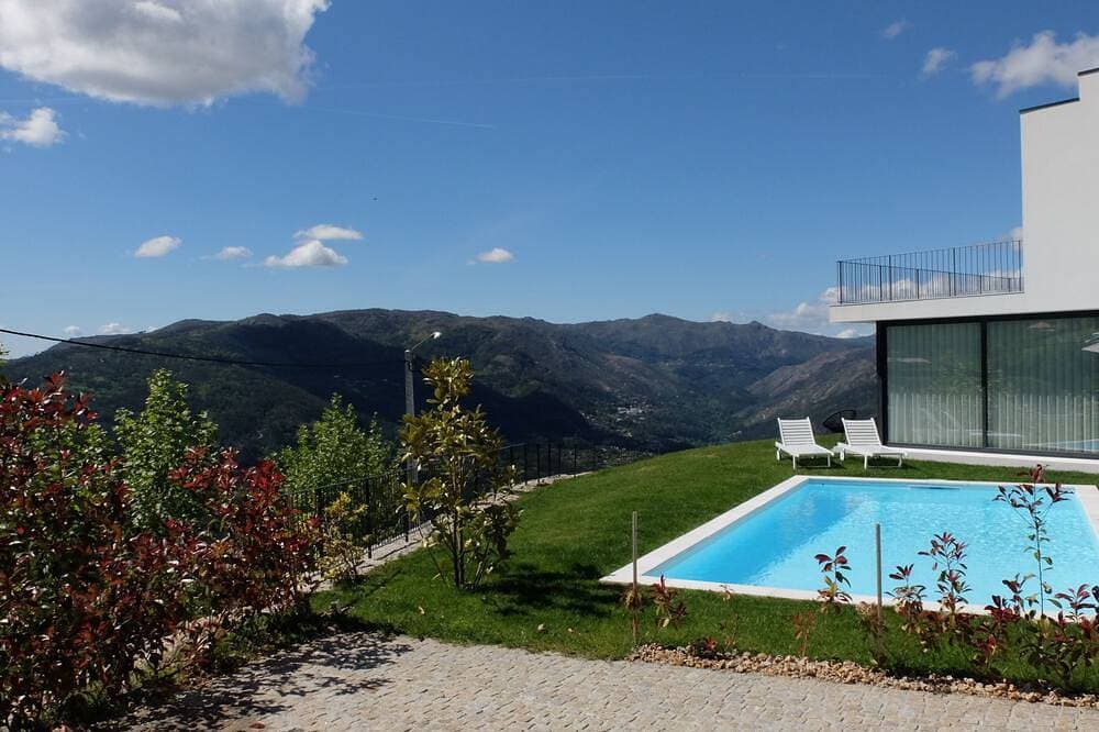 Modernes Haus mit fantastischem Blick über den Fluss und die Serra do Gerês 1
