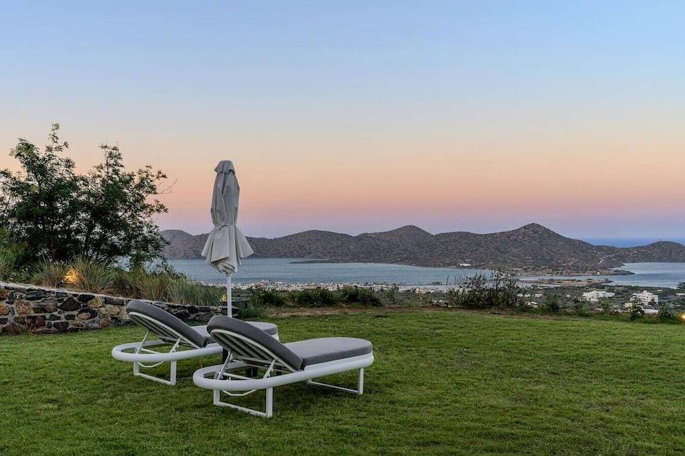 New Seaview Studio with Hot Tub & Garden ,5 min to Beach & Shops 1