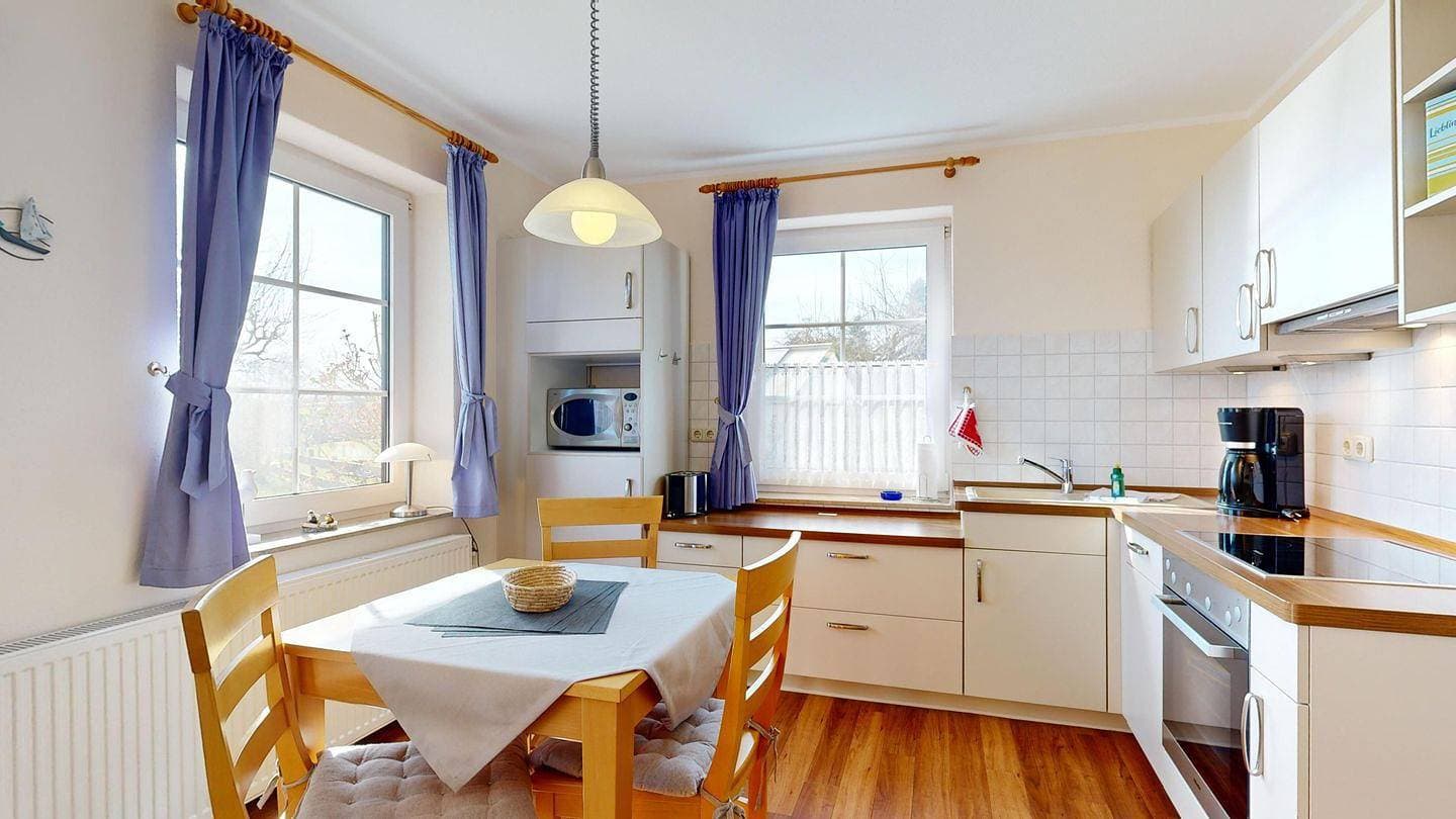 Traumhaftes Reetdachhaus in ruhiger Lage, Terrasse und mit großem Garten 1