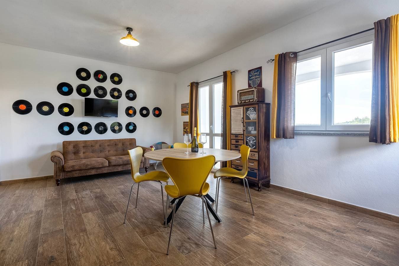 Foto 8 von 28: Apartment 'Vintage Village – 70er Jahre' mit Bergblick, WLAN und Klimaanlage