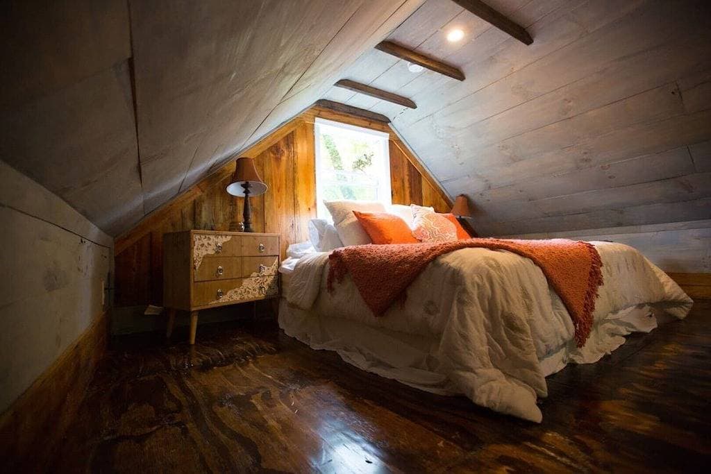 Tranquil Treehouse Cottage, King Bed, River View 1