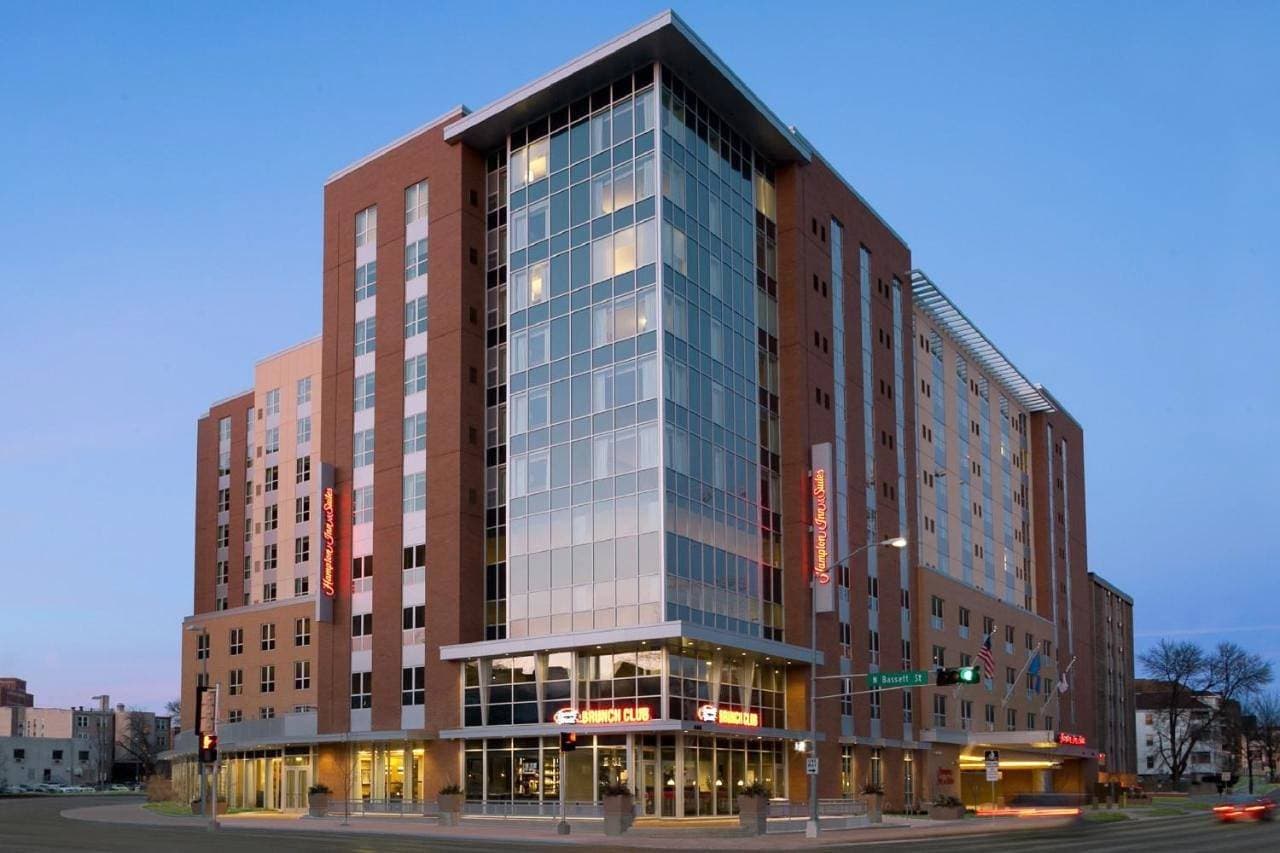 Foto 3 von 32: Hampton Inn & Suites Madison Downtown